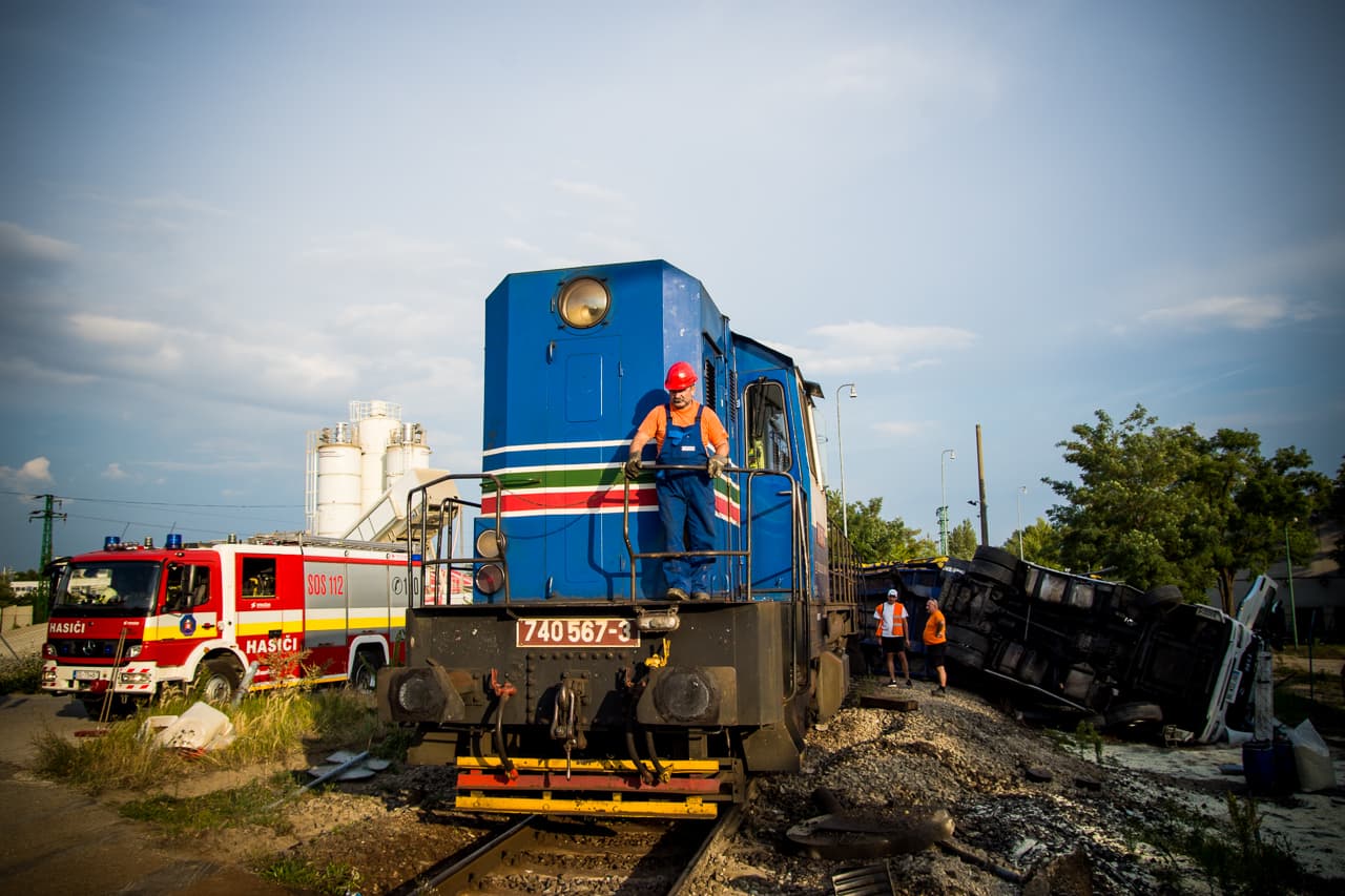 BALESET: Metrans-szerelvény elé hajtott ki egy kamion Dunaszerdahelyen