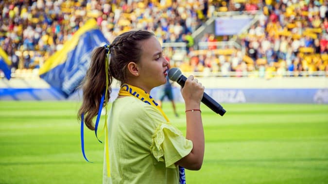 Egy 11 éves dunaszerdahelyi kislány énekelte a klubhimnuszt a DAC–Slovan előtt
