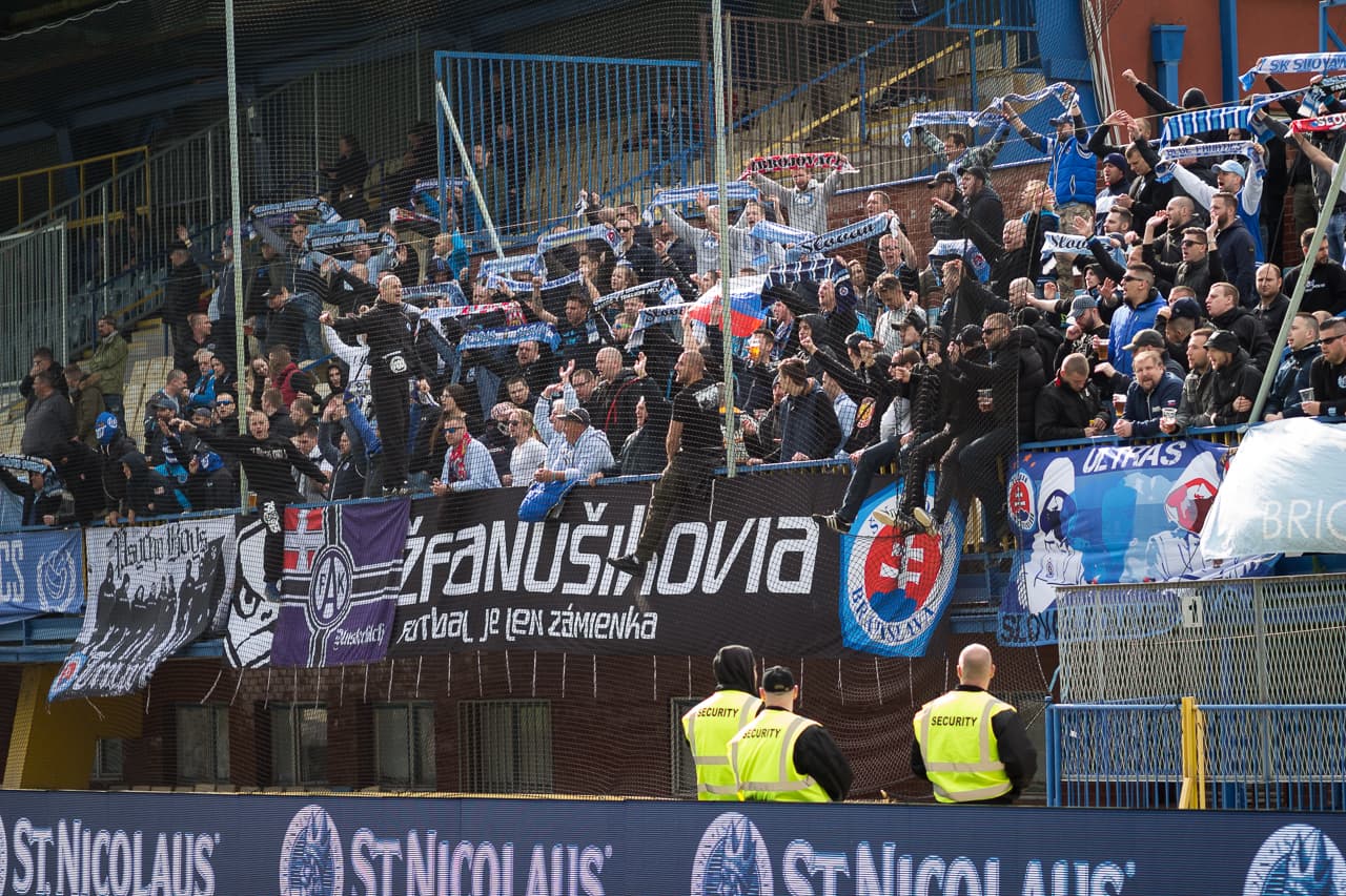 A beléptetést megkerülve kerültek a stadionba a Slovan-ultrák petárdái?