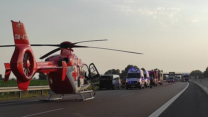 Súlyos baleset: mentőhelikopter vitte el az 54 éves férfit, teljesen lezárták a Pozsony felé vezető utat