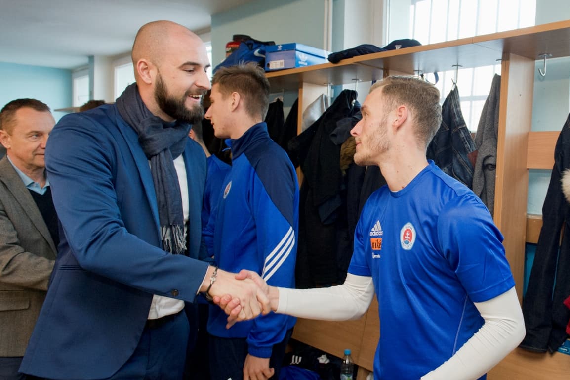 Üvegpohárral vágott fejen egy biztonsági embert a Slovan vezérigazgatója