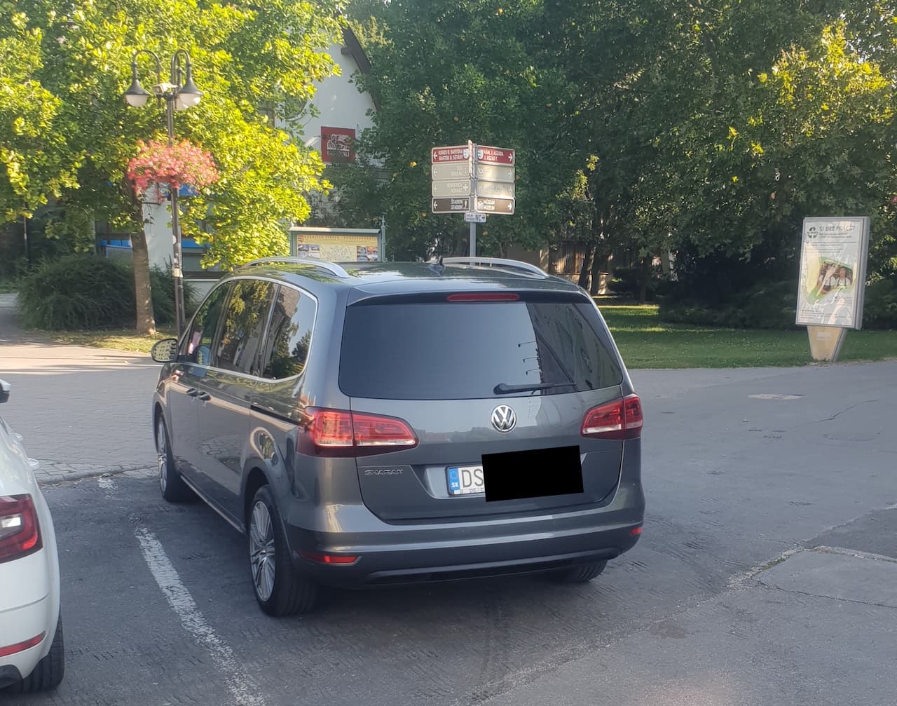 Az már bizony a járda - Szabálytalan parkolás a Kék Dunánál