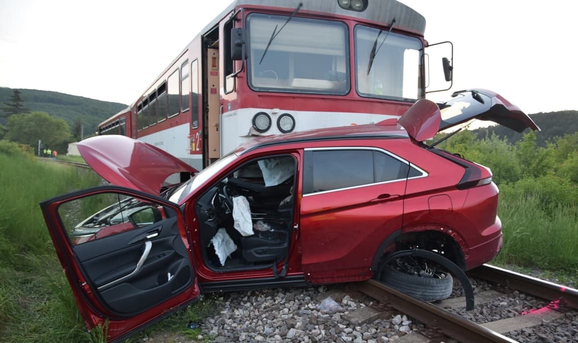 BORZALOM: Vonat elé hajtott az autó, kritikus állapotban szállították kórházba a 12 éves lányt