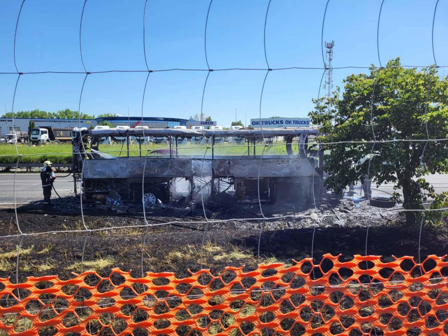 Balesetet szenvedtek a fiatal komáromi labdarúgók, porig égett a buszuk az autópályán