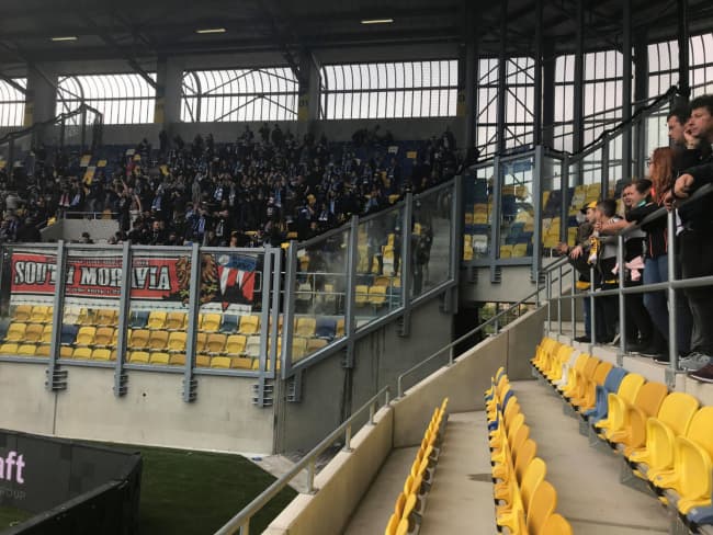 DAC-Slovan: Megint ment a seggmutogatás a vendégszektorban (FOTÓ)