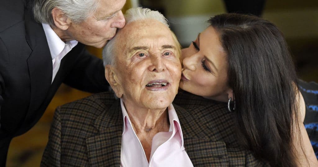 Aggódva tekint a jövőbe a 102. születésnapját ünneplő Kirk Douglas
