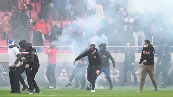 Botrány a Spartak-Slovan bajnokin: pályára rohantak a huligánok, félbe kellett szakítani a meccset, kiürítették a vendégszektort a rendőrök (VIDEÓK, FOTÓK)