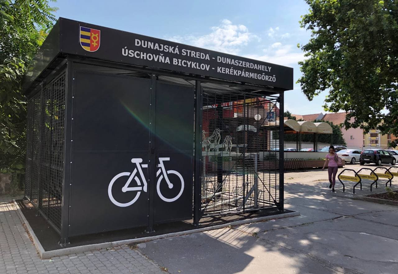 Két hónapja készek, mostanáig mégsem használhatták a biciklitárolókat Dunaszerdahelyen