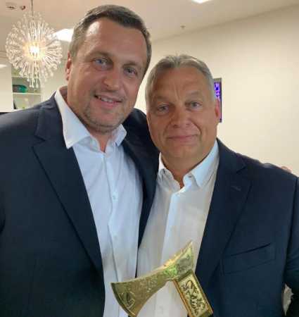 Orbán Dankóval nézte a hétfői meccset, aki még ajándékot is vitt magával