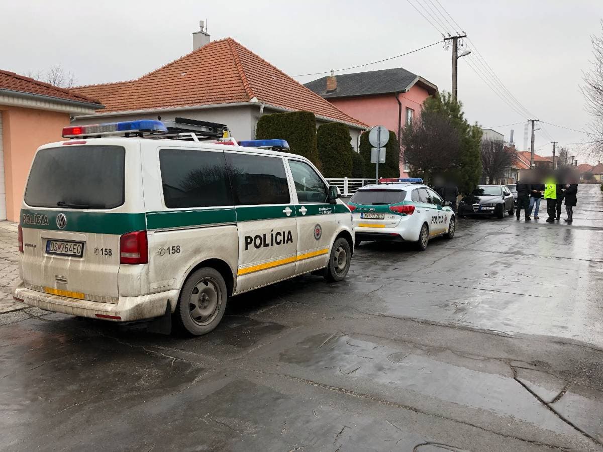 Parkoló autóba hajtott bele egy személykocsi Dunaszerdahelyen, megsérült egy kisbaba