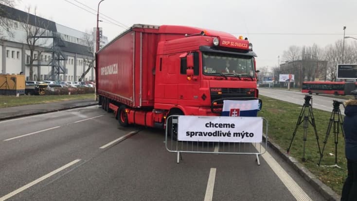 A sztrájk miatt pénteken forgalmi fennakadásokra kell számítani Pozsonyban, a Rozsnyói utcán