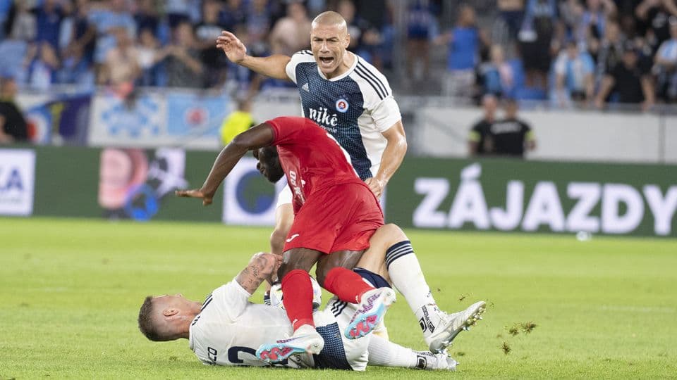 A Slovant és a harapós Kuckát is megbüntette az UEFA!