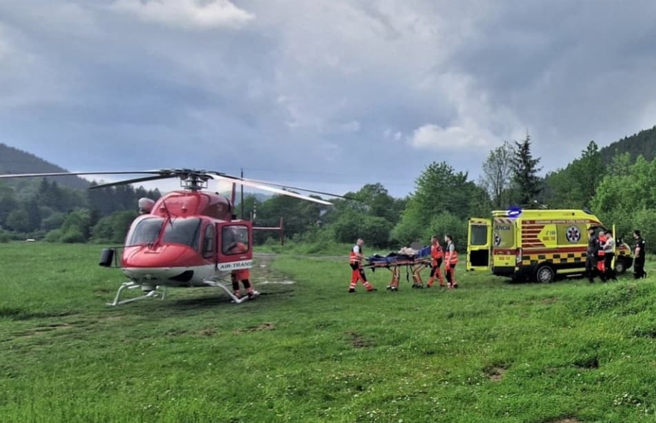 DURVA: Fűnyíró hajtott át a férfi mellkasán, mentőhelikopterrel szállították kórházba