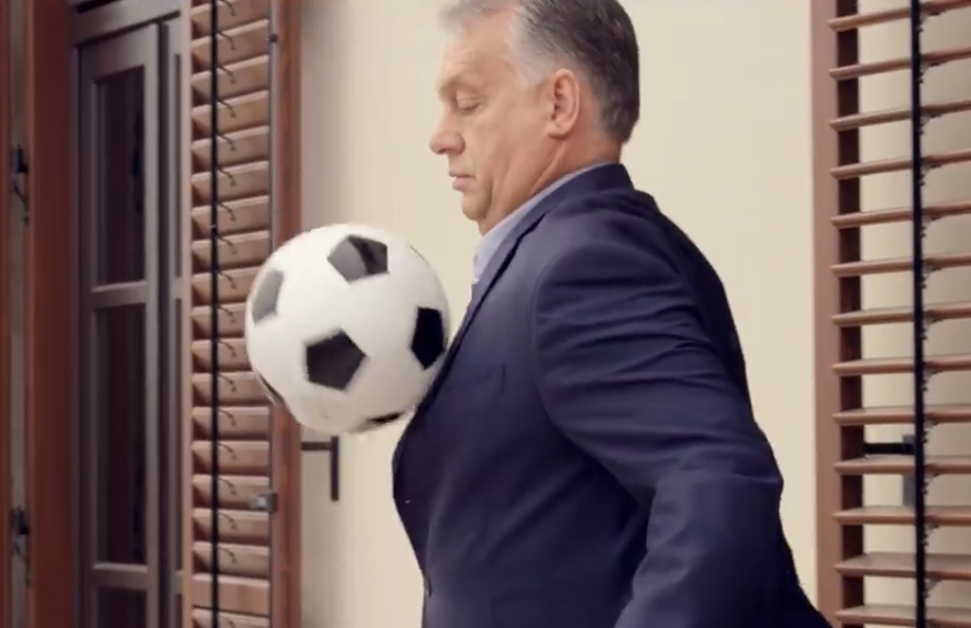 Orbán akkorát rúg egy focilabdába, hogy felavatja vele Közép-Európa legnagyobb stadionját (VIDEÓ)