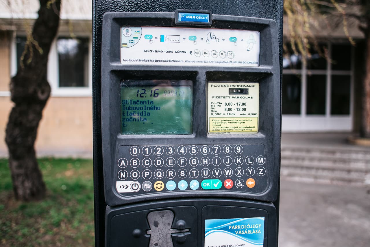 Több mint 4000-en regisztráltak már a parkolási rendszerbe Dunaszerdahelyen, csúszik az ellenőrzése