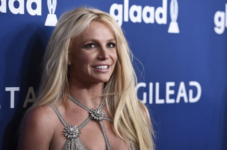 Britney Spears szexi ruhába bújva vonaglott a karácsonyfa előtt, majd arcát belenyomta a tortájába (VIDEÓ)
