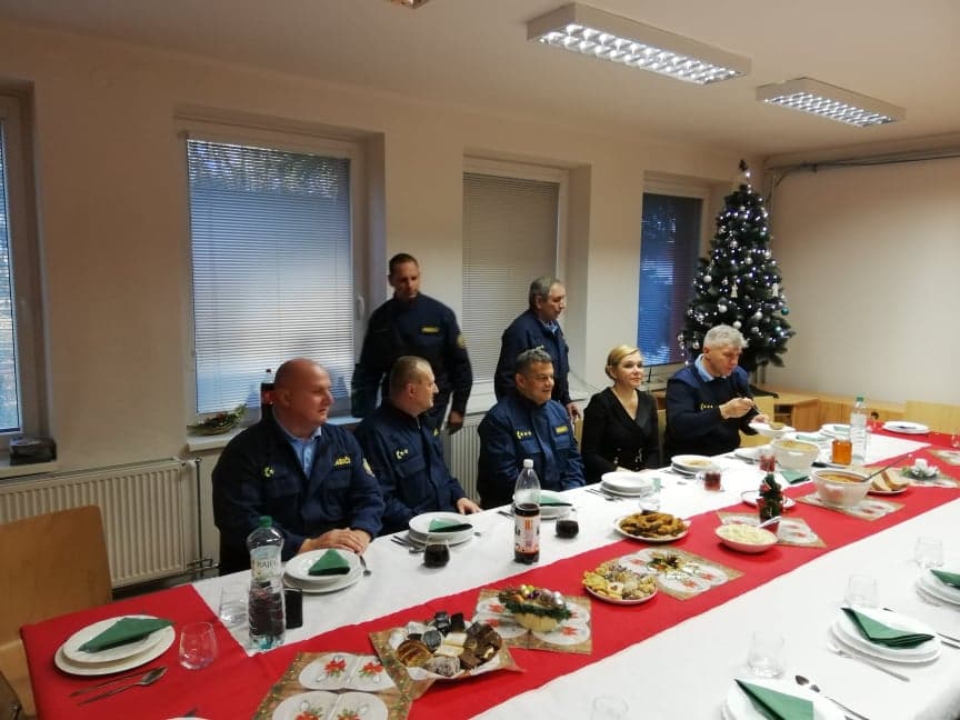 Saková karácsonykor meglátogatta a dunaszerdahelyi tűzoltókat, ajándékot is hozott!