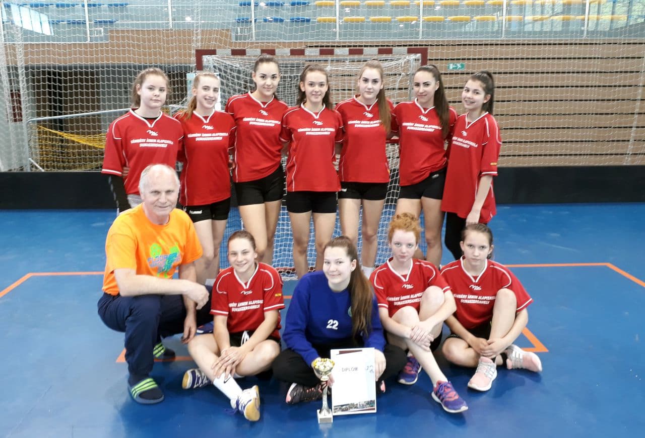 Szoros meccsek után a Vámbéry alapsuli nyerte a lányok járási floorball-döntőjét